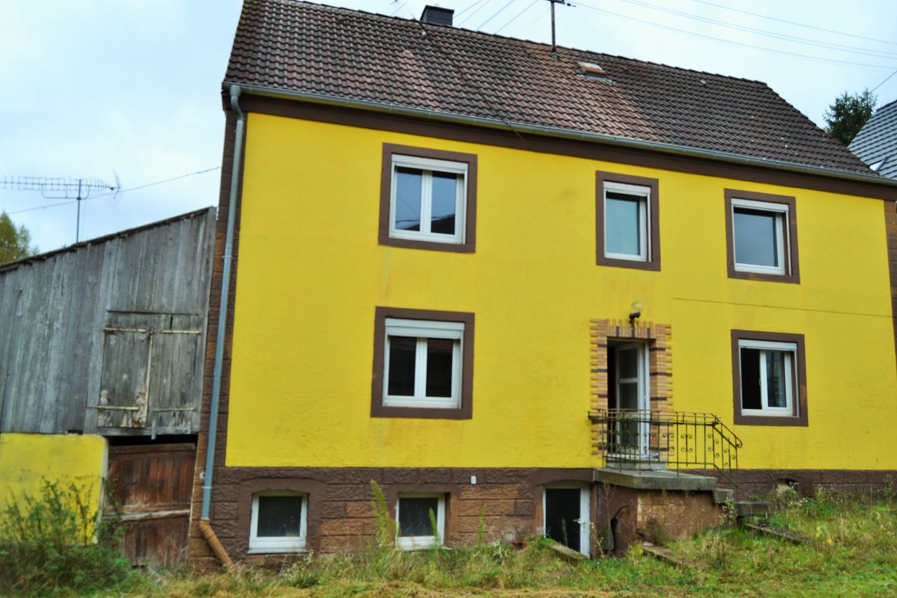 Kleinsteinhausen: Einfamilienhaus mit Scheunen und großem Grundstück- Perfekt zur Tierhaltung  Kleinsteinhausen: Einfamilienhaus mit Scheunen und großem Grundstück- Perfekt zur Tierhaltung
