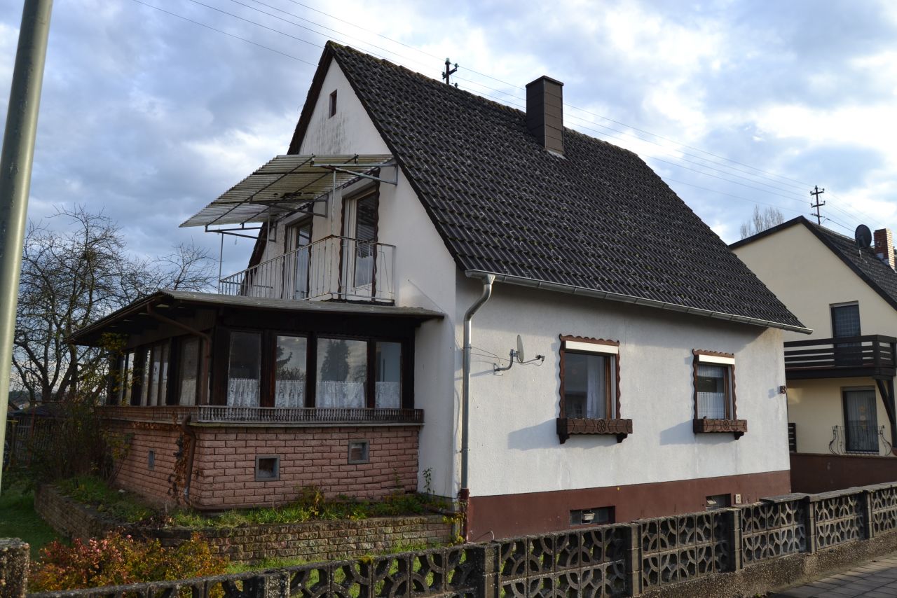 Bruchmühlbach-Miesau: Einfamilienhaus mit Wintergarten im Ortsteil Miesau  Bruchmühlbach-Miesau: Einfamilienhaus mit Wintergarten im Ortsteil Miesau