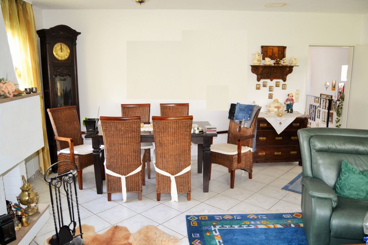 Elegantes Wohn Esszimmer mit großen Fenstern
