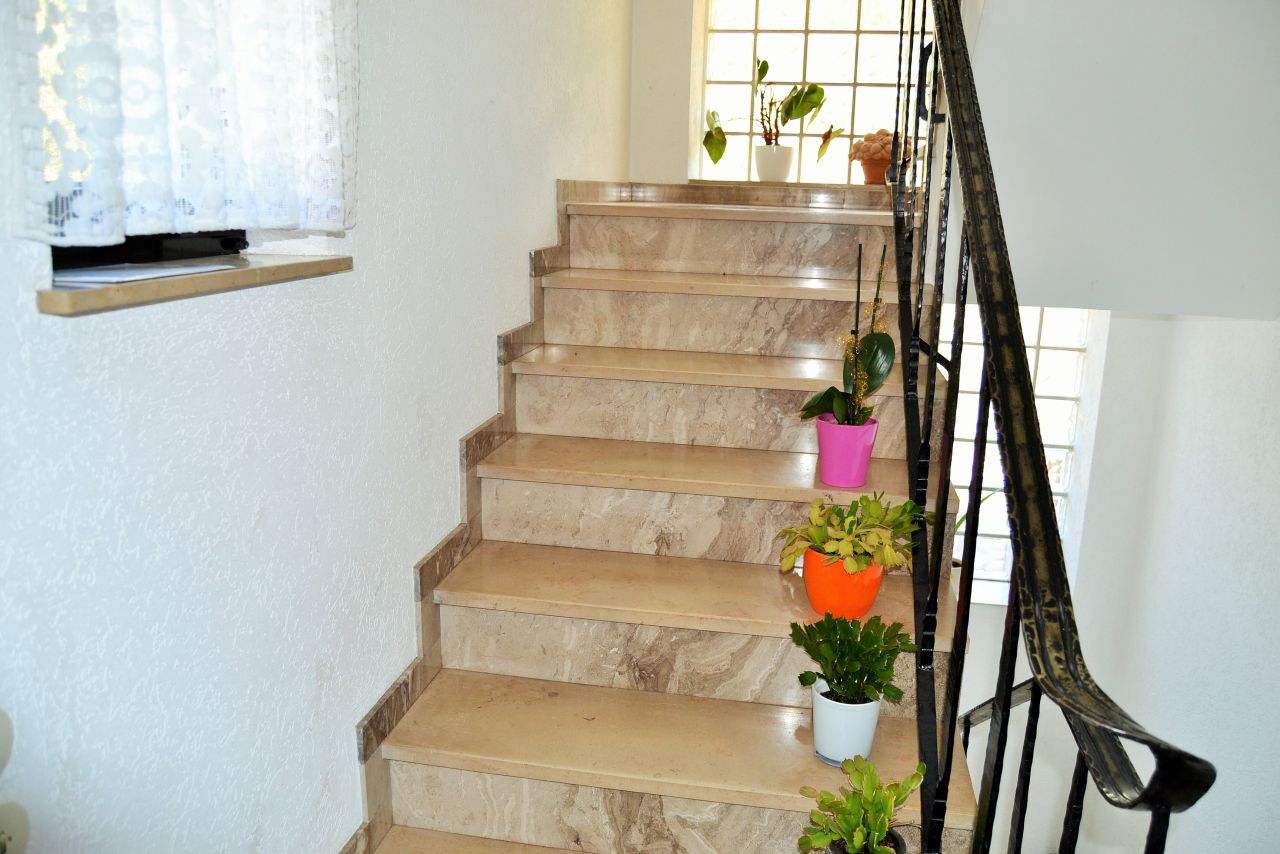 Immobilien Real Estate Wiesbach Sehr gepflegtes Zweifamilienhaus mit sehr schönem Garten