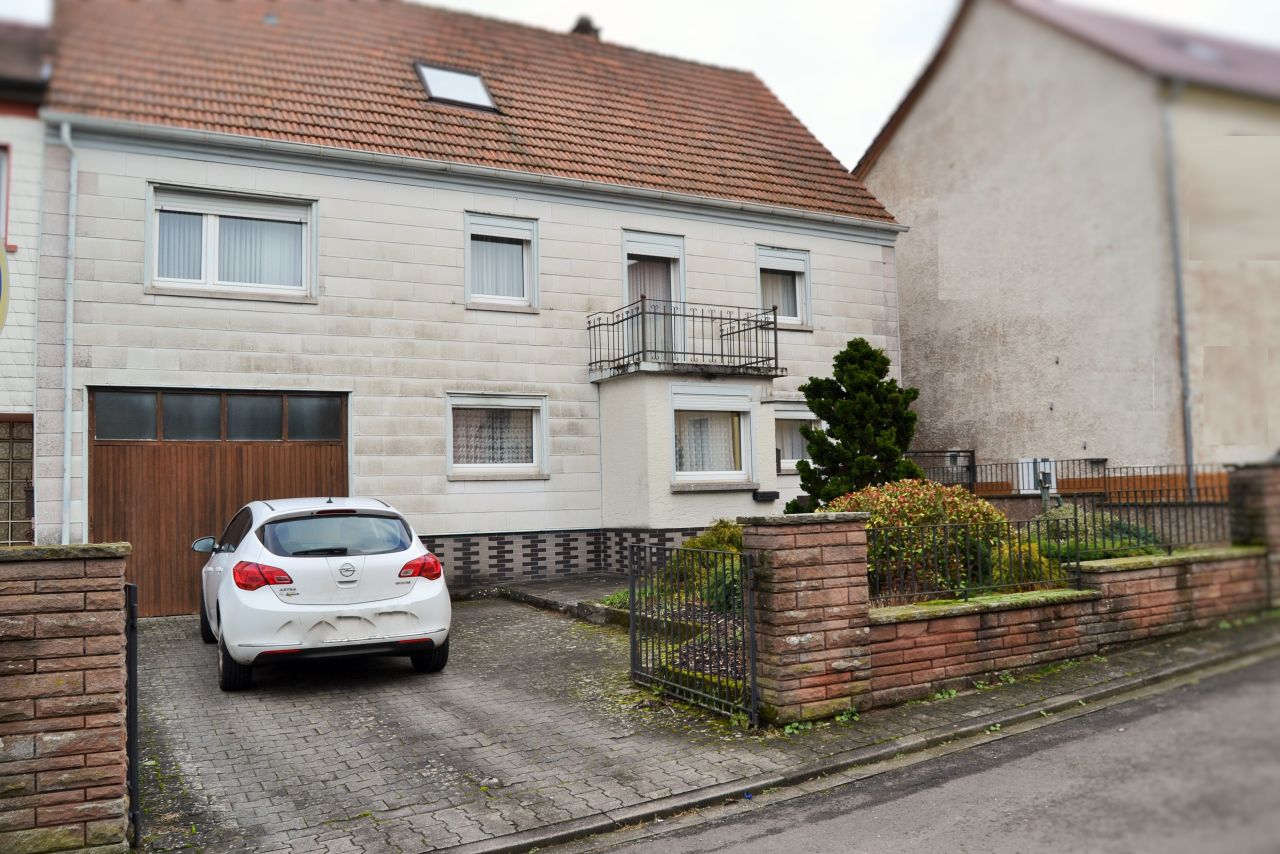 Hauptstuhl: Massives Einfamilienhaus mit Platz für die ganze Familie  Hauptstuhl: Massives Einfamilienhaus mit Platz für die ganze Familie