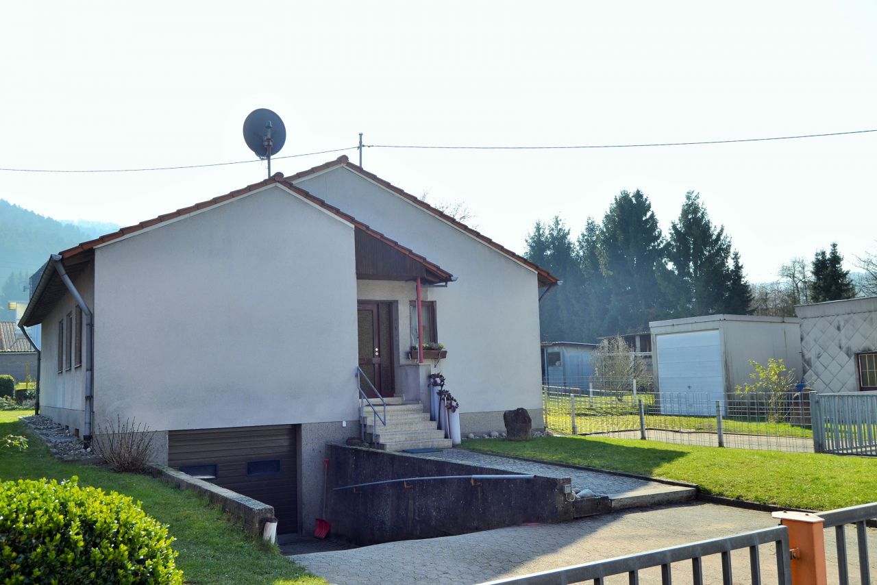 Bruchmühlbach-Miesau: Freistehender Bungalow - Gepflegt und Repräsentativ - Einziehen und Wohlfühlen  Bruchmühlbach-Miesau: Freistehender Bungalow - Gepflegt und Repräsentativ - Einziehen und Wohlfühlen