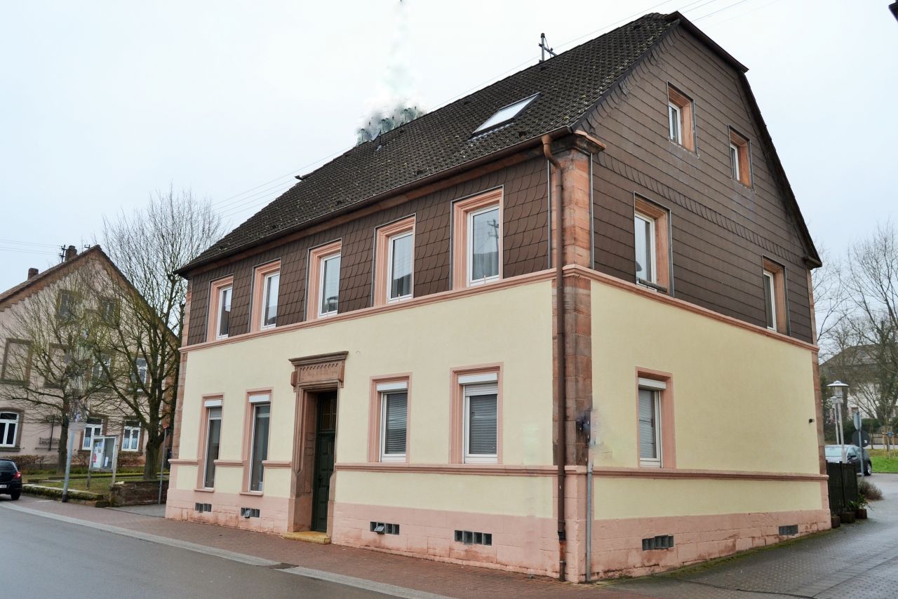 Hütschenhausen: Großzügiges zentral gelegenes Einfamilienhaus  Hütschenhausen: Großzügiges zentral gelegenes Einfamilienhaus