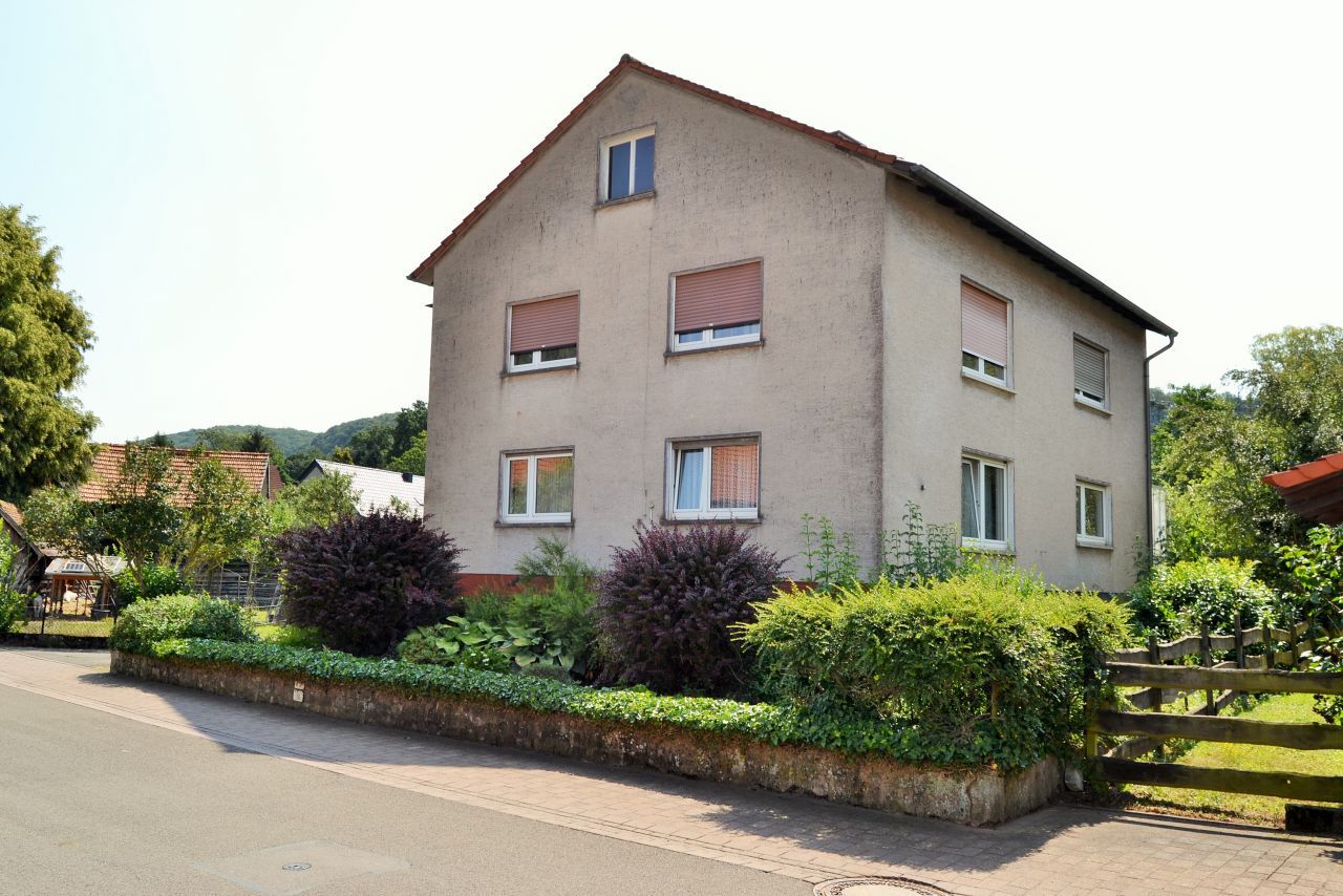 Reichenbach-Steegen: Freistehendes Zweifamilienhaus mit großem Grundstück  Reichenbach-Steegen: Freistehendes Zweifamilienhaus mit großem Grundstück