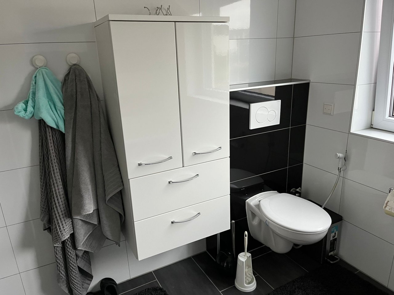 Bad mit Wanne, Dusche, WC, Becken im EG