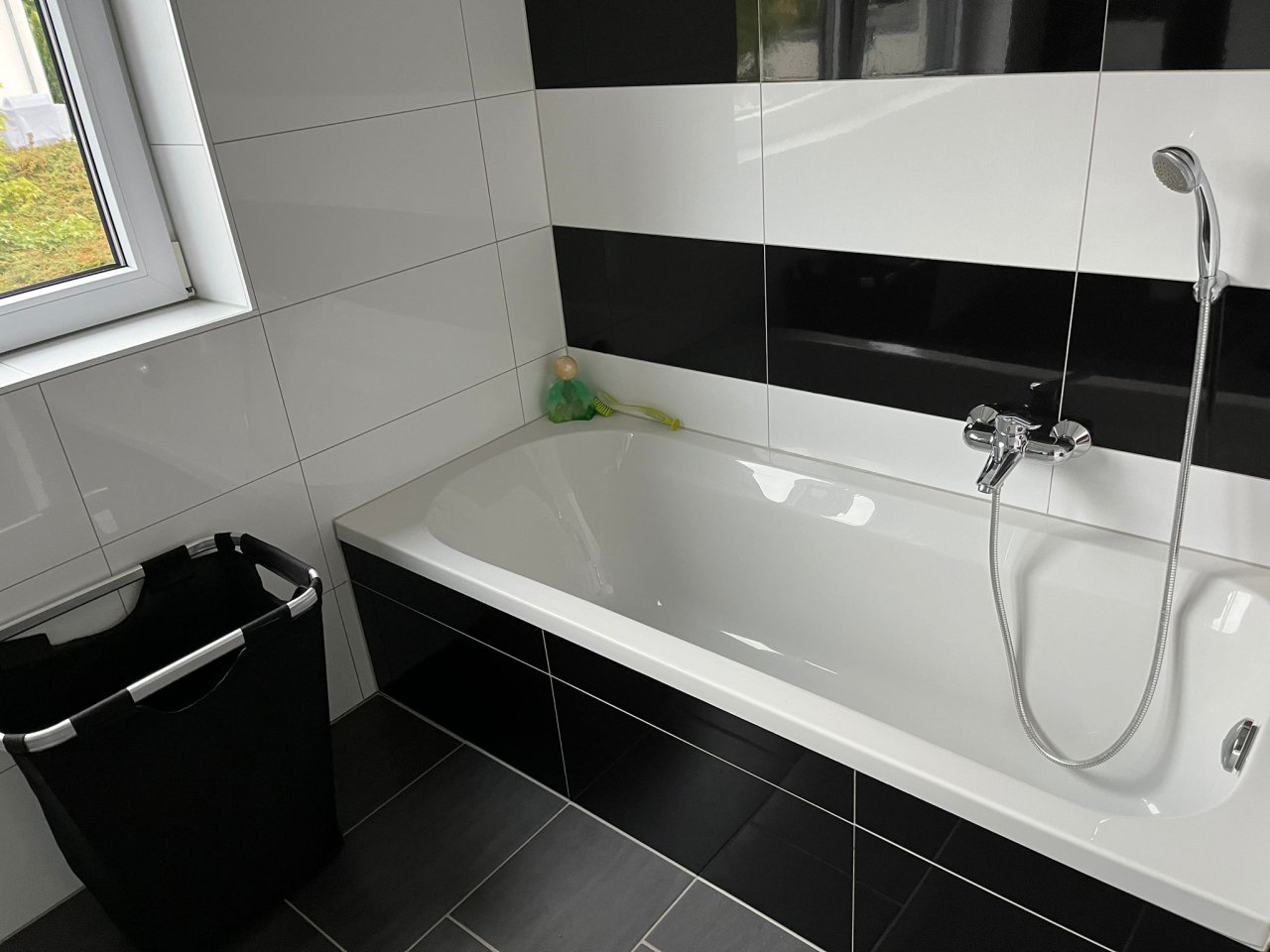 Bad mit Wanne, Dusche, WC, Becken im EG