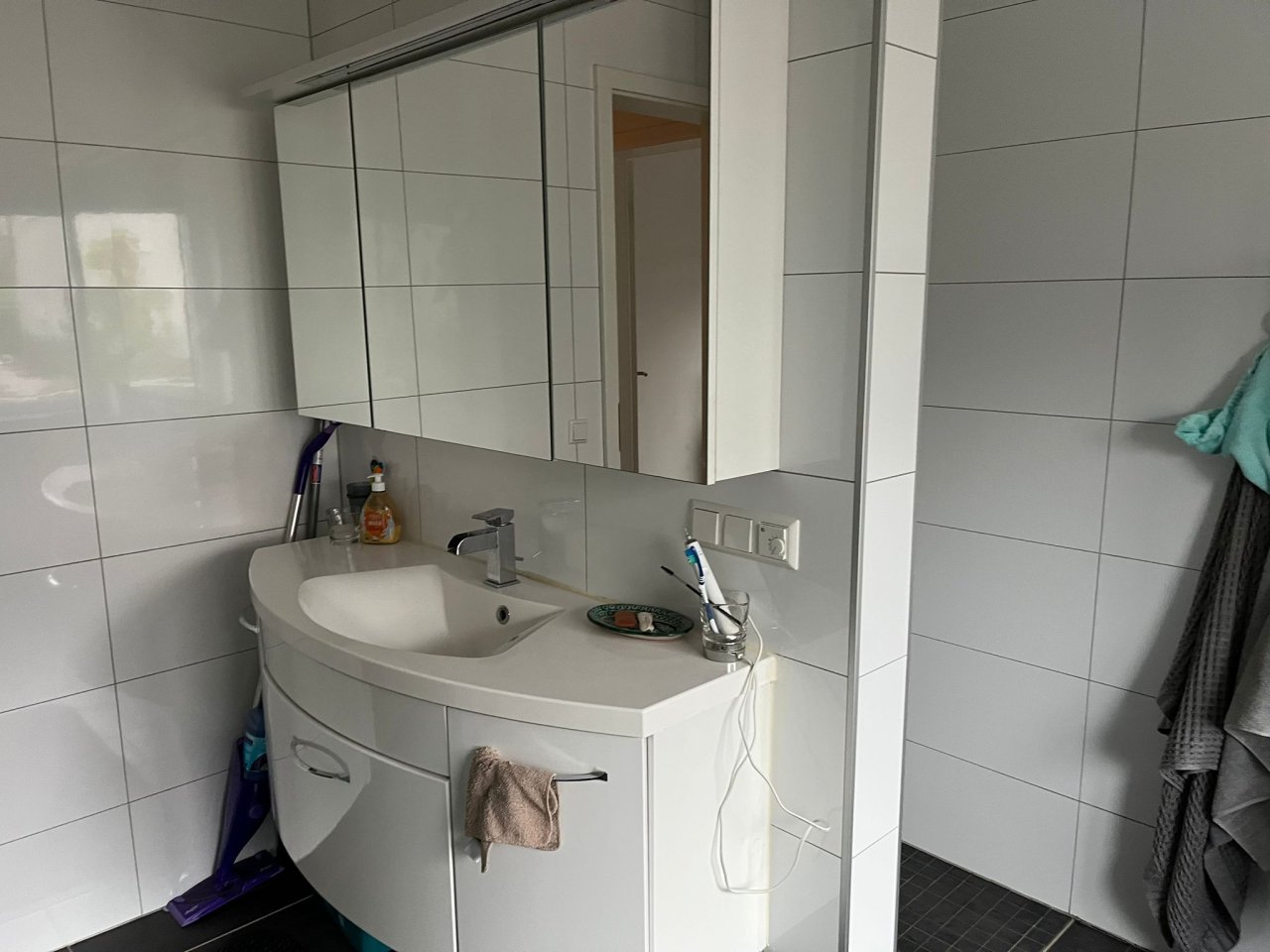 Bad mit Wanne, Dusche, WC, Becken im EG
