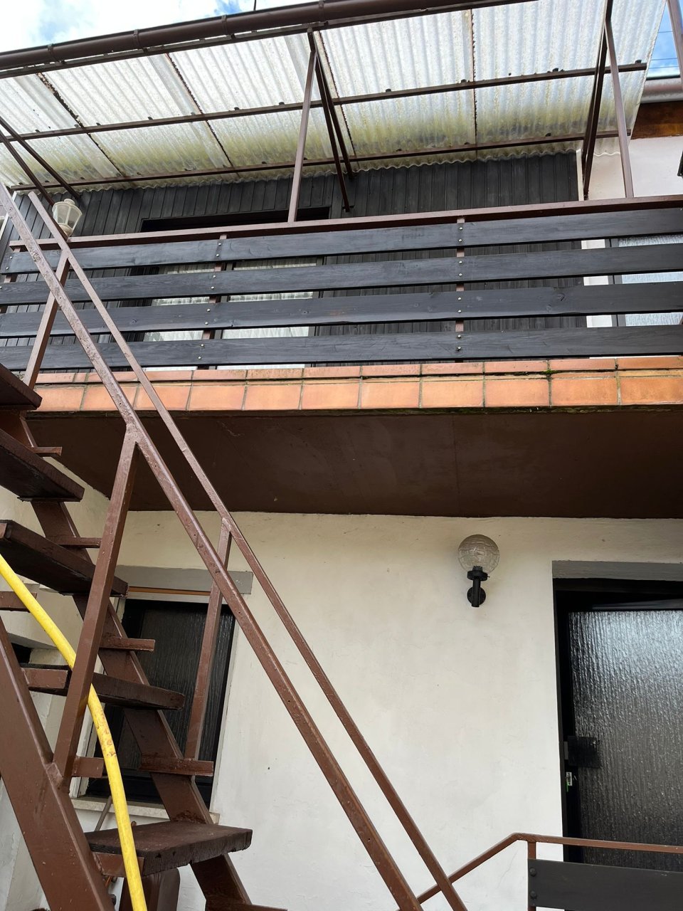 Balkon im Obergeschoss+ Tür zum Erdgeschoss hinter dem Haus
